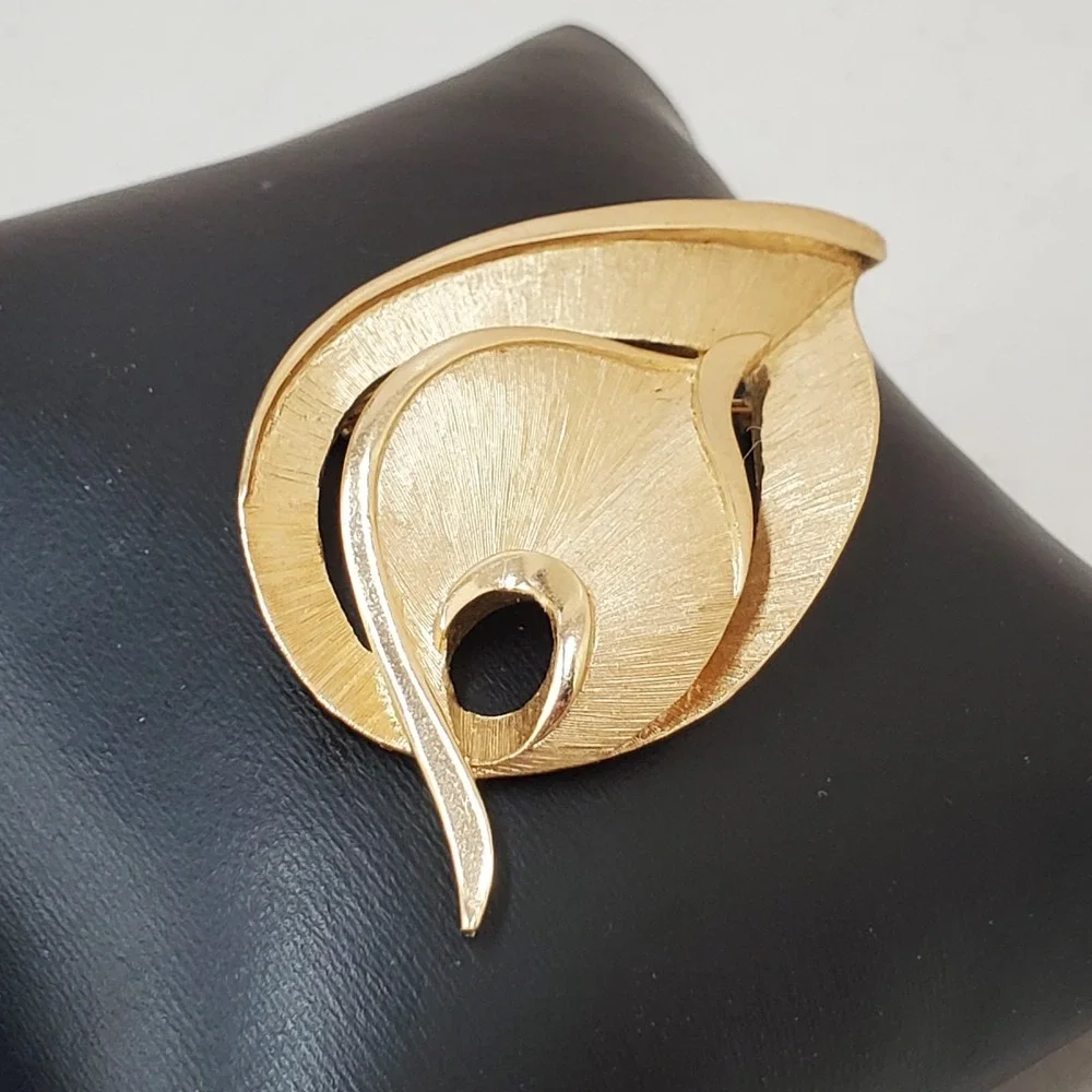 Vintage Crown Trifari Brushed Gold Tone Mid Century Modern MCM Leaf Brooch 1950s
